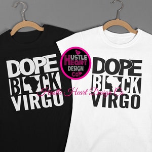 Puede incluir: Dos camisetas con el texto "Dope Black Virgo" impreso en blanco sobre una camiseta negra y blanca. Las camisetas están colgadas en perchas de madera sobre un fondo gris. El texto "Hustle Heart Design Co." está impreso en rosa sobre un círculo en la camiseta blanca.