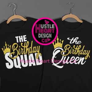 Puede incluir: Dos camisetas negras con texto blanco y coronas doradas con purpurina. El texto de la camiseta de la izquierda dice "The Birthday Squad" y el texto de la camiseta de la derecha dice "The Birthday Queen".