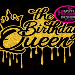Puede incluir: Gráfico de purpurina dorada con el texto "The Birthday Queen" con una corona sobre la palabra "Queen". El gráfico tiene un efecto de goteo, como si la purpurina se estuviera derritiendo.