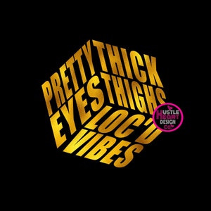 Puede incluir: Diseño de texto 3D dorado con las palabras "Pretty Thick Eyes Thick Vibes" en forma de cubo. El texto está en negrita, con una fuente de bloque. Las palabras "Hustle Heart Design Co." están en una fuente más pequeña y en un corazón rosa.