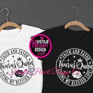 Puede incluir: Dos camisetas blancas y negras con un diseño gráfico en blanco y negro. El diseño gráfico presenta un círculo con el texto "Faith and Favor Taurus Queen Living My Blessed Life!" con una corona y labios dentro del círculo.