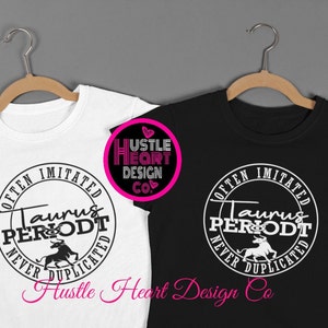 Puede incluir: Dos camisetas, una blanca y otra negra, con un diseño circular que presenta el texto "Taurus PERIODT" y una silueta de toro. El texto "Often Imitated Never Duplicated" está escrito alrededor del círculo. El texto "Hustle Heart Design Co" está impreso debajo del diseño.