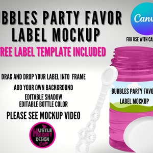 Può includere: Una bottiglia di soluzione per bolle di plastica rosa con una bacchetta bianca e un tappo bianco. La bottiglia ha un'etichetta che dice "Bubbles Party Favor Label Mockup". L'immagine è una bozza per un'etichetta di favore per feste.