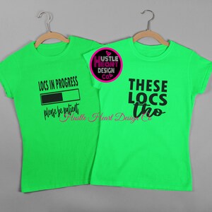 K&ouml;nnte beinhalten: Zwei gr&uuml;ne T-Shirts mit schwarzem Text. Das erste Shirt sagt "Locs in progress, please be patient" mit einem Fortschrittsbalken. Das zweite Shirt sagt "These Locs Tho". Beide Shirts haben den Text "Hustle Heart Design Co."