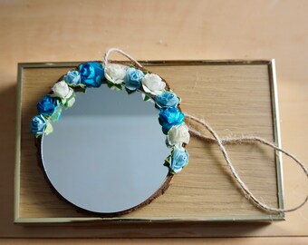 Blauwwitte roosspiegel | Rustieke bloemenwandspiegel | Boho-huisdecoratie | Handgemaakte bloemenspiegel | Kustdecor | Cadeau voor haar | Stranddecoratie