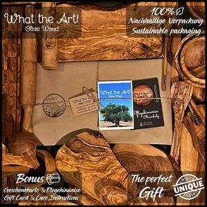Op de afbeelding: Een assortiment olijfhouten keukengerei en snijplanken, waaronder een deegroller, lepels en kommen. De items zijn verpakt in bruin papier met een cadeaukaart en onderhoudsinstructies. De tekst "What the Art! Olive Wood" is zichtbaar.