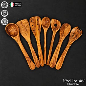Può includere: Un set di sette utensili da cucina realizzati in legno d'ulivo marrone chiaro con venature marrone scuro. La collezione include un cucchiaio rotondo profondo, una spatola piatta, una spatola forata, un cucchiaino, una forchetta-cucchiaio, un cucchiaio solido e una forchetta da insalata.