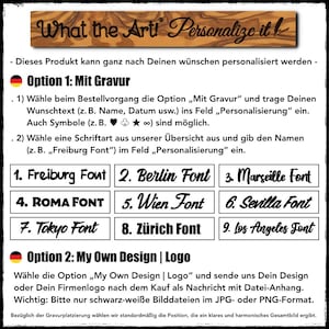 Op de afbeelding: Een houten bord met de tekst "What the Art! Personalize it!" en instructies voor personalisatie. Opties zijn onder meer het graveren van tekst of het gebruik van een aangepast logo. Er worden negen lettertypen weergegeven.