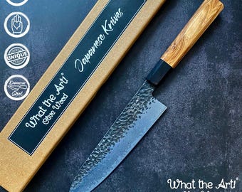 WTA!® Drzewo Oliwne «Santoku» | Japoński nóż damasceński, nóż szefa kuchni z rękojeścią z drewna oliwnego | Profesjonalny nóż uniwersalny kuty ręcznie ze stali damasceńskiej