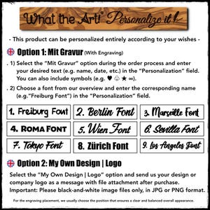 K&ouml;nnte beinhalten: Ein Holzschild mit dem Text "What the Art! Personalize it!" und Personalisierungsanweisungen. Enth&auml;lt Optionen f&uuml;r Gravuren mit verschiedenen Schriftarten und das Hochladen eines Logos. Das Schild bietet Personalisierung f&uuml;r eine einzigartige Note.