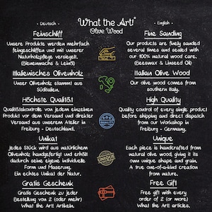 K&ouml;nnte beinhalten: Schwarze Tafel-Grafik mit Text auf Englisch und Deutsch, die Olivenholzprodukte bewirbt. Merkmale sind feines Schleifen, italienisches Olivenholz, hohe Qualit&auml;t, Unikate und ein Geschenk.