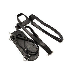 Può includere: Cinghie in pelle nera con hardware e rivetti argentati. Le cinghie sono progettate per essere utilizzate come sostituzione delle maniglie di una borsa.