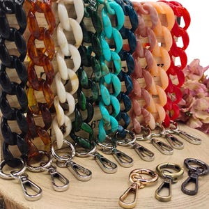 Catena in acrilico da 70 cm, 26 x 40 mm, con moschettone e anelli, colore del moschettone selezionabile