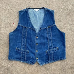 1970-tals vintage Lee mörktvättad jeansväst med tryckknappar och sömmar framtill // XLarge // Tillverkad i USA western biker