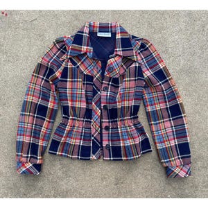 Pode incluir: Casaco xadrez vintage em azul marinho, vermelho, rosa, amarelo e azul claro. O casaco tem cintura ajustada, mangas compridas e fecho de botões. A gola tem uma etiqueta com "Hidden Threads".