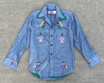 Vintage 1970s 80s Levi's Chambray Embroidered Shirt // Green Line Selvedge // XS S // Boys 14