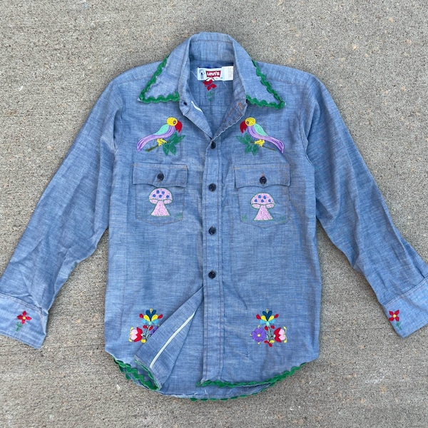 Vintage 1970s 80s Levi's Chambray Embroidered Shirt // Green Line Selvedge // XS S // Boys 14