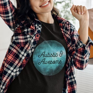 Autistic & awesome Shirt - Galaxie - Autismus - Neurovielfalt - Unisex T-Shirt - Grafik-T-Shirt