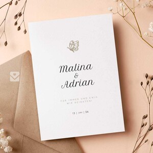 Invitación de boda minimalista con símbolo de mariposa y elegantes letras "Malina".