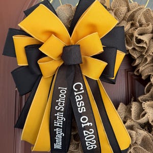 Graduation Wreath Bow, Class of 2026 Bow, Custom Graduation Bow, Senior Bow, College Bed Party, Graduation Decoration, Gift Bow, Commitment