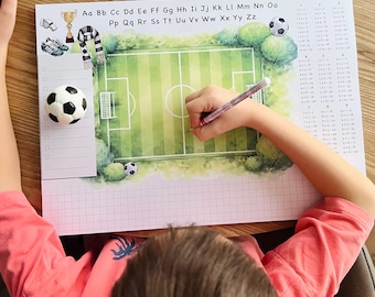 Schreibtischunterlage Fußball A3– Lernunterlage & Malunterlage für Kinder | Spielplan Design | ABC und 1x1