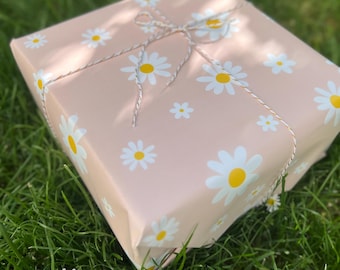 Gift wrap "Daisy Love" – delicate daisy pattern on beige-rose