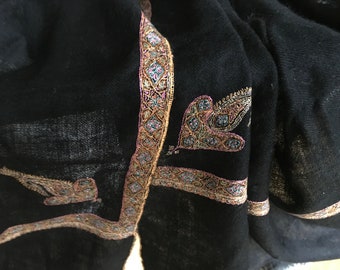 Antiguo, real anillo negro bufanda Shaatoosh, con borde de bordado de colores y patrón. El precioso regalo de Navidad.