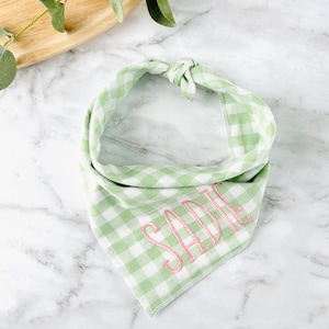 Bandana personalizada para perros: cuadros verdes bordados
