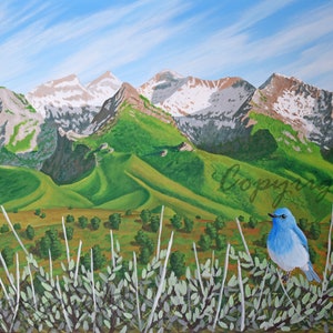 Puede incluir: Una pintura de una cordillera con picos cubiertos de nieve y un pájaro azul posado en un arbusto en primer plano.