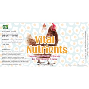 K&ouml;nnte beinhalten: Ein Etikett f&uuml;r einen 16 Unzen (453,59 Gramm) Beutel mit Vital Nutrients, zus&auml;tzlichen Vitaminen und Mineralien f&uuml;r erwachsene H&uuml;hner und Enten. Das Etikett zeigt ein Cartoon-Huhn mit rotem Kamm und Kehllappen vor einem Hintergrund aus wei&szlig;en Eiern.