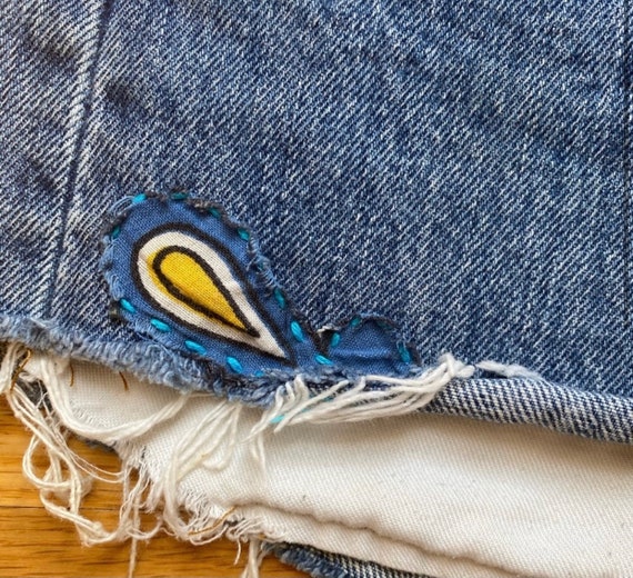 Vintage Levis Cutoffs with hand sewn patches / si… - image 4