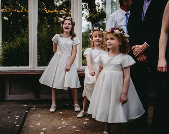 FLOWER GIRL DRESS, einfaches Blumenmädchenkleid, Kleid Mädchen Blumen, Hellelfenbein Blumenmädchenkleid, Satinhochzeitskleid, Satinblumenmädchenkleid