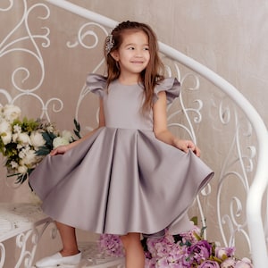 Robe de fille de fleur de satin, robe de fille de fleur, robe de fille de fleur grise, robe de bébé en satin, robes de fille de fleur, robe de fille grise, robe de communion