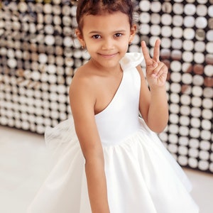 Vestido de comunión, vestido de niña de flores de marfil, vestido de niña de bodas, vestido de niña de flores, vestidos de niña de flores, vestido de niña de flores de satén, vestido único imagen 8