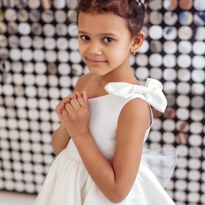 Vestido de comunión, vestido de niña de flores de marfil, vestido de niña de bodas, vestido de niña de flores, vestidos de niña de flores, vestido de niña de flores de satén, vestido único imagen 3