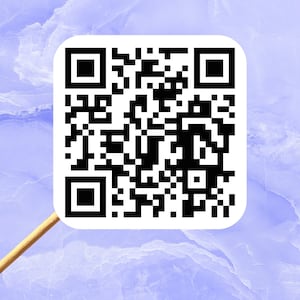 Peut inclure: Un code QR noir et blanc sur un autocollant carr&eacute; blanc avec des bords arrondis. L'autocollant est fix&eacute; &agrave; un b&acirc;ton fin de couleur dor&eacute;e.