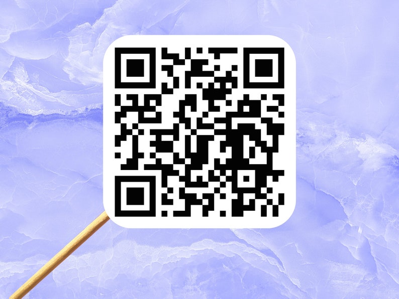 Peut inclure: Un code QR noir et blanc sur un autocollant carr&eacute; blanc avec des bords arrondis. L'autocollant est fix&eacute; &agrave; un b&acirc;ton fin de couleur dor&eacute;e.