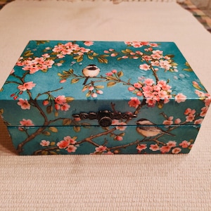 Körsbärsblomsask Blomsterask Smyckesförvaringsask Decoupageask Sakura-dekor Fågeldekorask Minnesask Unik presentask Handgjord ask