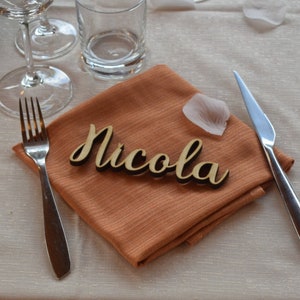Nombres de madera, letras de madera, escritura de madera, marcadores de posición para bodas