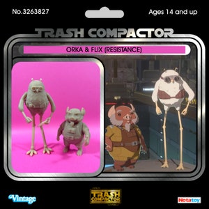 Può includere: Set di action figure in stile vintage con Orka e Flix della serie Trash Compactor. Le figure sono grigie, con Orka dalle gambe lunghe e Flix dalla corporatura più corta e robusta. La confezione include il testo "ORKA & FLIX (RESISTANCE)" e "Ages 14 and up."