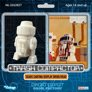 Könnte beinhalten: Vintage Spielzeugverpackung mit einer weißen Trash Compactor Droidenfigur. Die Verpackung enthält ein Bild eines Droiden und den Text "SEARS CANTINA DISPLAY DROID/HEAD". Sie ist mit "DROID DEPOT DROID FACTORY" und "Ages 14 and up" beschriftet.