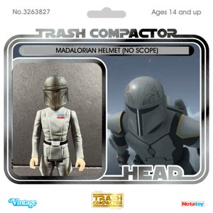 Puede incluir: Figura de acción vintage de un casco mandaloriano, etiquetada como "MADALORIAN HELMET (NO SCOPE)". La figura es gris con un casco plateado y un uniforme gris. El embalaje incluye el texto "TRASH COMPACTOR" y "Ages 14 and up".