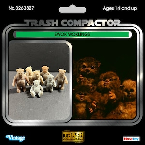 Può includere: Confezione di giocattoli "Trash Compactor" vintage con Ewok Woklings. La confezione ha un design verde e argento con il testo "Ewok Woklings". La confezione include un gruppo di piccole figure Ewok marroni e beige. Età 14 anni e superiori.