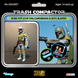 Może przedstawiać: Figurka akcji Boba Fett "Trash Compactor" w stylu vintage, z peleryną na klips, warkoczami i blasterem ROTJ. Figurka jest głównie szara, z zielonymi, pomarańczowymi i brązowymi akcentami. Opakowanie zawiera napis "Ages 14 and up."