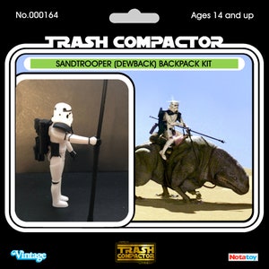 Puede incluir: Figura de acción vintage "Trash Compactor" Sandtrooper (Dewback) con kit de mochila. La figura es blanca con detalles negros y una mochila. El embalaje incluye el texto "Ages 14 and up". La imagen también muestra un Sandtrooper montando un Dewback.