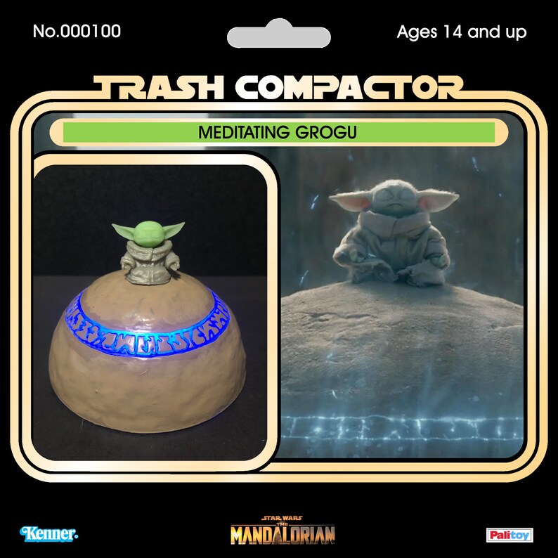 Pu&ograve; includere: Un giocattolo "Trash Compactor" di Star Wars con "Meditating Grogu". Il giocattolo ha una base illuminata con dettagli blu e una figura di Grogu sopra. La confezione include il testo "Ages 14 and up", "Kenner", "Star Wars: The Mandalorian" e "Palitoy".