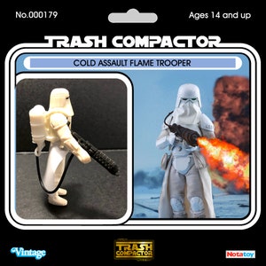 Könnte beinhalten: Vintage Actionfigur eines Cold Assault Flame Trooper von Trash Compactor. Die Figur ist weiß mit einer schwarzen Waffe und einem Flammeneffekt. Die Verpackung enthält den Text "Ages 14 and up."