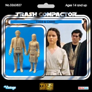 以下が含まれることがあります： ヴィンテージ「Trash Compactor」アクションフィギュアセット。フィギュアは「Fixer & Camie」です。フィギュアは薄いベージュ色で、お揃いの衣装を着ています。「Ages 14 and up」の文字と「Trash Compactor」のロゴがパッケージにあります。背景には映画のシーンが描かれています。