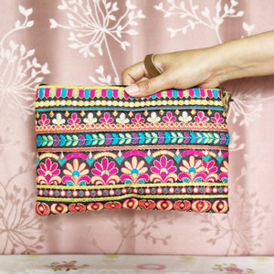 Pochette zippée en tissu brodé Sac de maquillage Sac cosmétique Pochette zippée Petite pochette faite à la main Cadeau pour femmes Cadeau pour anniversaire Cadeau d’anniversaire