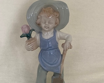 Wagner y Apel Alemania niño de porcelana china con pala y figura de flor